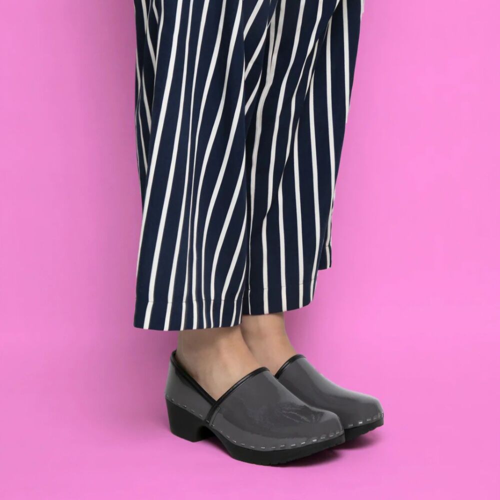 Verka Jobba Clogs in Gray Patent Leather